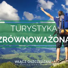 Szczęśliwy turysta z plecakiem na szczycie góry, cieszący się pięknem natury. Promuje to turystykę zrównoważoną.