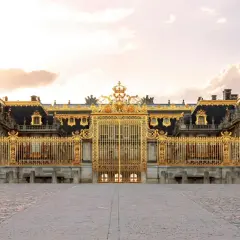 Złota brama Pałacu wersal zwiedzanie. Monumentalna fasada z bogatymi zdobieniami i kamiennym brukiem.