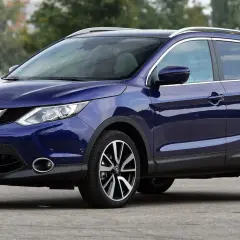Granatowy Nissan Qashqai II, idealny do miasta i na dalsze trasy. Zastanawiasz się, jaki silnik wybrać?