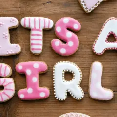 Różowe ciasteczka z literkami układają się w napis "IT'S A GIRL!". Idealne na baby shower, gdy szukamy proste imiona dla dziewczynek.