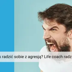 Mężczyzna w furii krzyczy, pokazując, jak radzić sobie z gniewem. Life coach podpowiada.