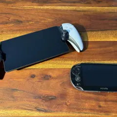 Dwa urządzenia do gier Sony: nowoczesny handheld z kontrolerami DualSense i starsza konsola PS Vita.