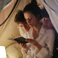 Trzy osoby czytają książkę pod kocem. Czy to przykład nie monogamii?