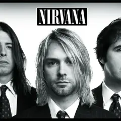 Trzech członków zespołu Nirvana w garniturach: Kurt Cobain, Dave Grohl i Krist Novoselic.