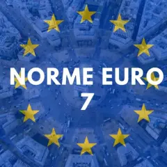 Texte blanc "NORME EURO 7" sur fond de ciel étoilé de l'UE, avec une vue aérienne d'une ville animée.