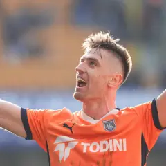 Krzysztof Piątek świętuje bramkę, radość po udanym transferze.