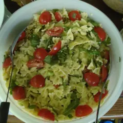 Farfalle-Nudelsalat mit Kirschtomaten und Rucola, perfekt für Salate zum Grillen von Landfrauen.