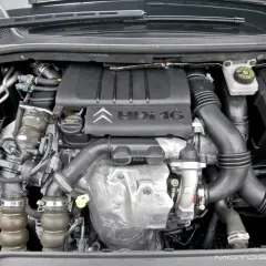 Silnik 1.6 HDI. Elektrozawór turbiny znajduje się w okolicach kolektora dolotowego, blisko turbosprężarki.