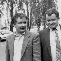 Lech Kaczyński, znany z tego, ile ustaw zawetował, na zdjęciu z lat 90. z bratem Jarosławem.