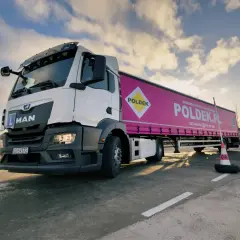 Ciężarówka MAN z naczepą "POLDEK" na placu manewrowym. Szkoła jazdy "POLDEK" od ilu lat szkoli kierowców?