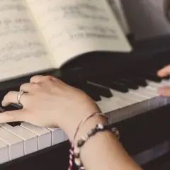 Ile zajmuje nauka gry na pianinie? Odkryj czas nauki i postępy