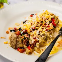 Deliciosa ensalada de berenjenas asadas con huevo picado, aceitunas negras, pimientos y almendras.