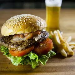 Co to jest hamburger? Definicja, historia i sekret idealnej kanapki