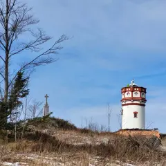 Wieża widokowa na Biskupiej Kopie i krzyż na szczycie.