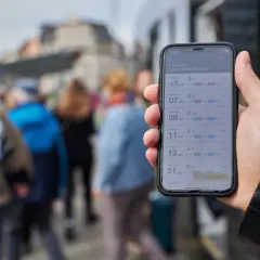 Wrocławski bilet miesięczny w aplikacji mobilnej. Sprawdzanie rozkładu jazdy tramwajów na Placu Grunwaldzkim.