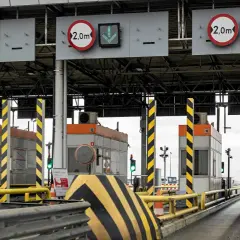 Bramki na płatne autostrady 2026. Zielone światła i znaki 2,0m wskazują otwarte pasy.