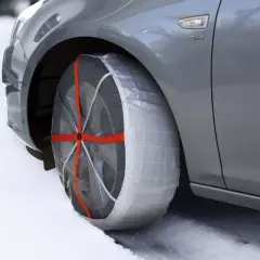 Neumático de coche con cadenas de nieve puestas, ideal para saber donde se colocan las cadenas de nieve en condiciones de hielo.