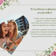 Dwie uśmiechnięte przyjaciółki obejmują się na tle miasta, ozdobione kwiatami.
