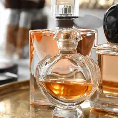 Eleganckie perfumy do samolotu w ozdobnych flakonach, gotowe do podróży.
