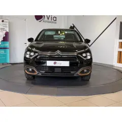 Une voiture noire sur un plateau tournant, prête pour un dépôt vente véhicule. Le logo Via Automobile est visible.