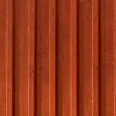 En närbild av en rödbrun, gammaldags lockpanel. Träets ådring syns svagt under färgen.