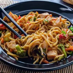 Makaron chow mein: Z czym jeść, by smakował jak z restauracji?