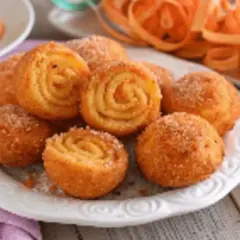 Dolci fritti, alcuni a forma di spirale, altri sferici, cosparsi di zucchero. Sono i **limoncini marchigiani**, un piacere per il palato.