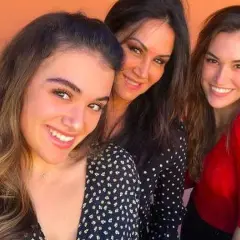 Pepa Gea y sus hijas, radiantes de felicidad. La edad no parece ser un impedimento para su alegría contagiosa.