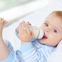 Jak nauczyć dziecko pić z butelki bez frustracji i stresu?
