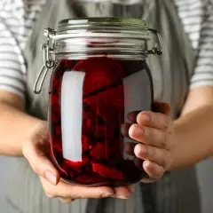 Słoik z zakwasem z buraka. Zastanawiasz się, zakwas z buraka ile pić dziennie? Ten domowy eliksir jest pełen witamin.
