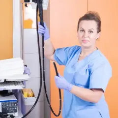 Kolonoskopia: Gastroenterolog czy proktolog? Kogo wybrać?