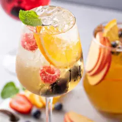 Orzeźwiające włoskie drinki z malinami, pomarańczą i miętą. Idealne na letnie popołudnie.