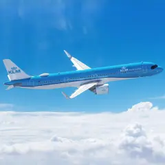 Niebieski Airbus A321 271NX linii KLM majestatycznie leci nad chmurami, symbolizując podróż i odkrycia.