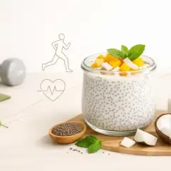 Pudding chia z mango i kokosem, idealny po treningu. Obok leżą hantle i mata.