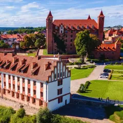 Zamek Kliczków, malowniczy kompleks z czerwonej cegły, zachwyca architekturą. Warto sprawdzić opinie przed wizytą!