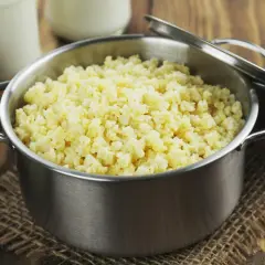 Gotowa do podania kasza w metalowym garnku. Idealna na szybkie śniadanie, gdy wiesz, jak podgrzać kasze.