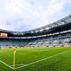 Tarczyński Arena Wrocław, z zieloną murawą i trybunami, gotowa na przyjęcie kibiców. Jej pojemność robi wrażenie.