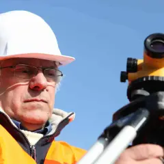 Ile geodeta bierze od punktu? Poznaj ukryte koszty usług geodezyjnych