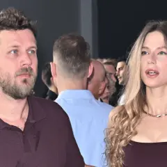 Izabela Banaś i Antek Królikowski na evencie. W tle tłum ludzi.