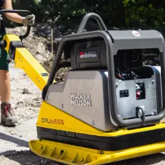 Zagęszczarka 500 kg Wacker Neuson DPU6555 zapewnia dużą głębokość zagęszczania gruntu na budowie.