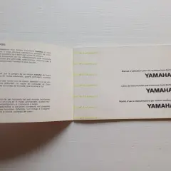 Libretto motore fuoribordo Yamaha, con istruzioni in diverse lingue.