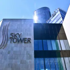 Wrocławski Sky Tower, najwyższy budynek we Wrocławiu, lśni w słońcu.