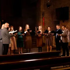 Chór wykonuje pieśń o Jerozolimie w kościele.