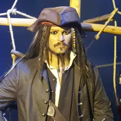 Kapitan Jack Sparrow w muzeum figur woskowych Władysławowo. Pirat z Karaibów w charakterystycznym stroju i z dredami.