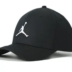 Czarna czapka z daszkiem Jordan Jumpman z białym logo. Idealna dla fanów koszykówki i stylu sportowego.