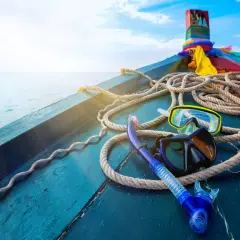 Dykutrustning och rep på en båt. Perfekt för din packlista Thailand för äventyr i havet.
