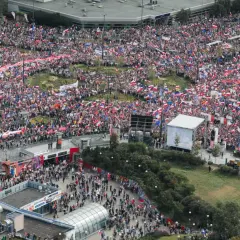 Tysiące ludzi z polskimi flagami na Marszu Miliona Serc. Trasa wydarzenia rozciąga się przez miasto, tworząc morze biało-czerwonych barw.
