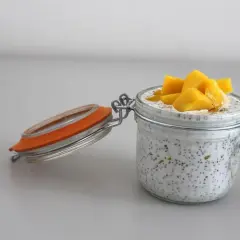 Un pot de pudding de graines de chia avec des morceaux de mangue. Un délice sain, découvrez le graine de chia bienfait.
