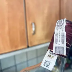 Butelka z akcyzą, przypominająca o tym, dlaczego w 2026 roku wzrośnie akcyza na alkohol etylowy o kolejne 15 procent.