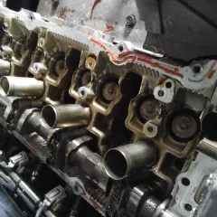 Głowica silnika Nissan Qashqai 2.0 benzyna, widoczne wałki rozrządu i zawory podczas regulacji.